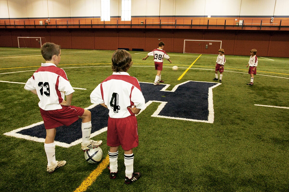 enfants-soccer-honco-recreatif-batiments